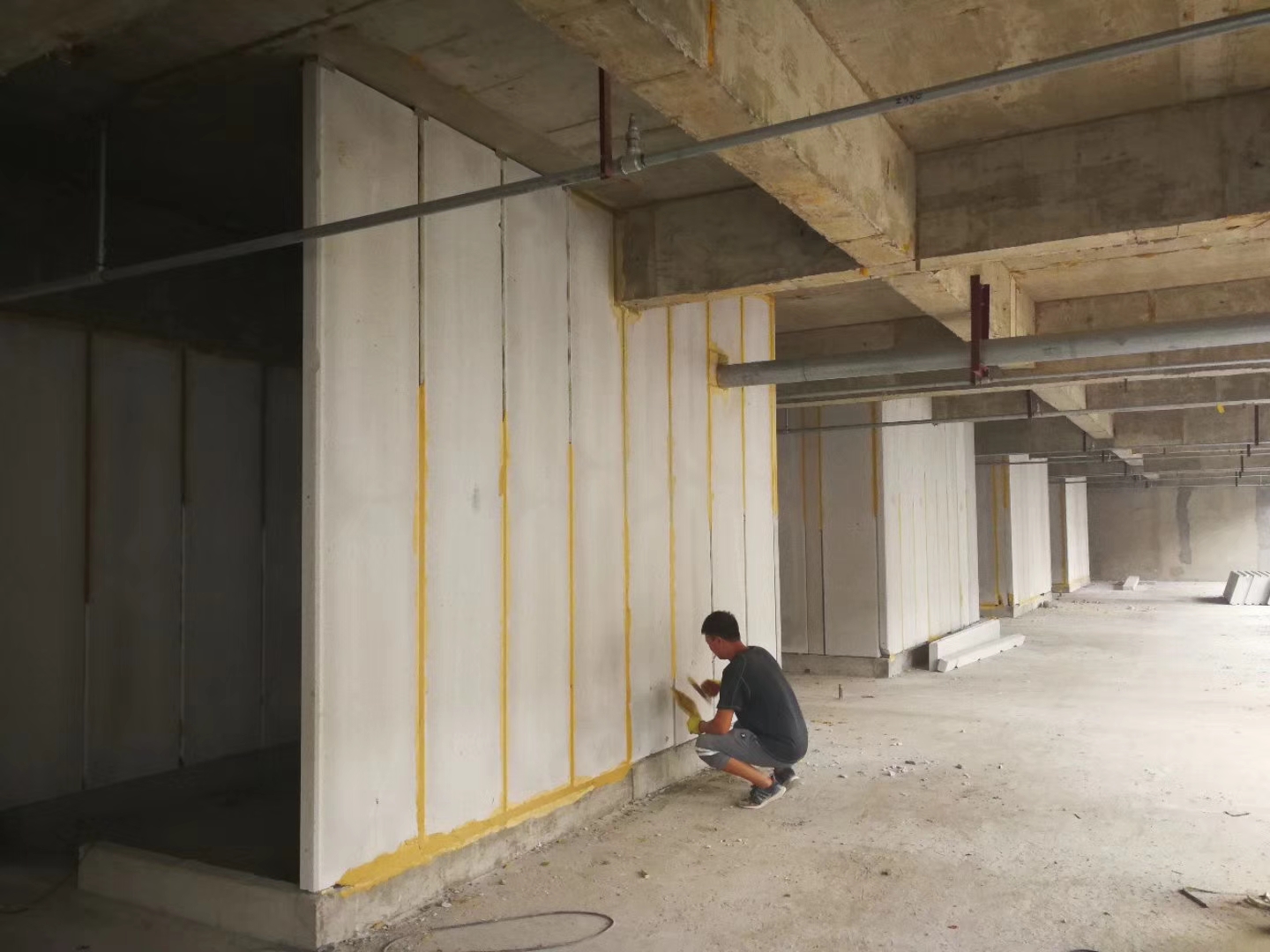 防城无机发泡轻骨料混凝土隔墙板施工技术性能研究
